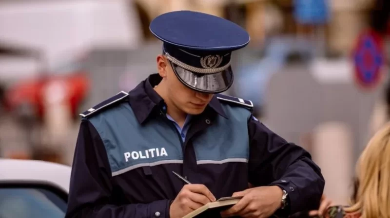 Politist care intocmeste un document pentru conducerea sub influenta drogurilor in Bucuresti.