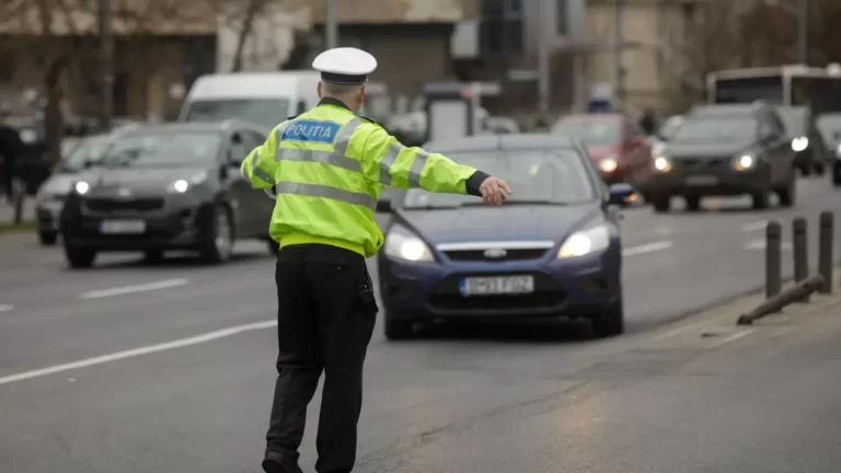 Un polițist rutier care oprește o mașină în vederea efectuării unui DrugTest care analizează pentru depistarea soferitor pentru conducerea sub influenta drogurilor